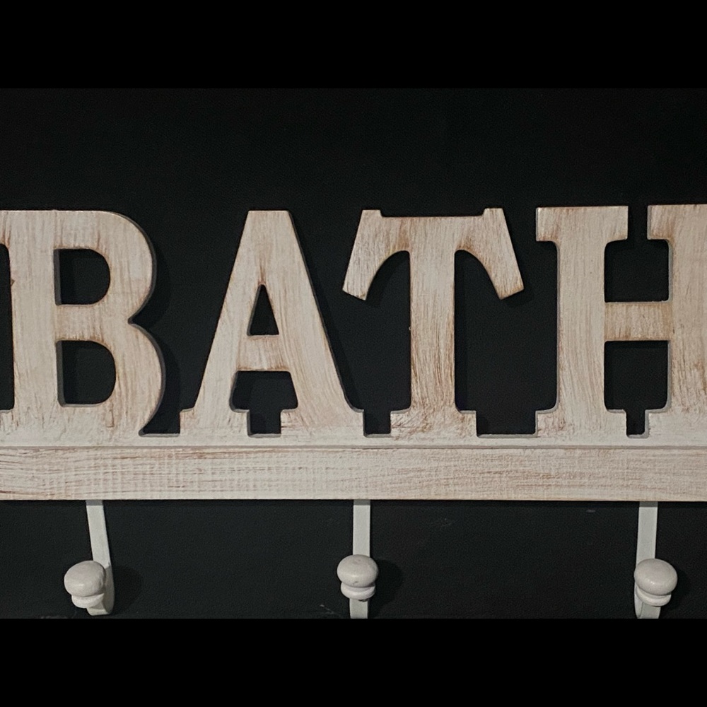 Bath towel hanger